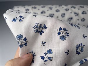 Poplin - fine små blå blomster på hvid bund
